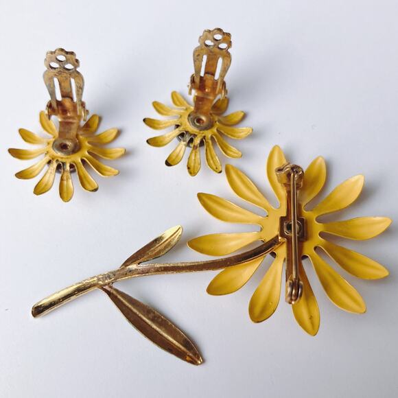 VTG Mid Century Brooch Earrings Set Enamel Daisy Yellow Clip On Earrings - Picture 9 of 11